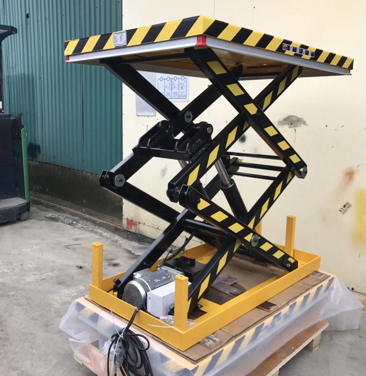 Bàn nâng điện cố định 4 tấn nâng cao 2050mm Staxx DGS4000