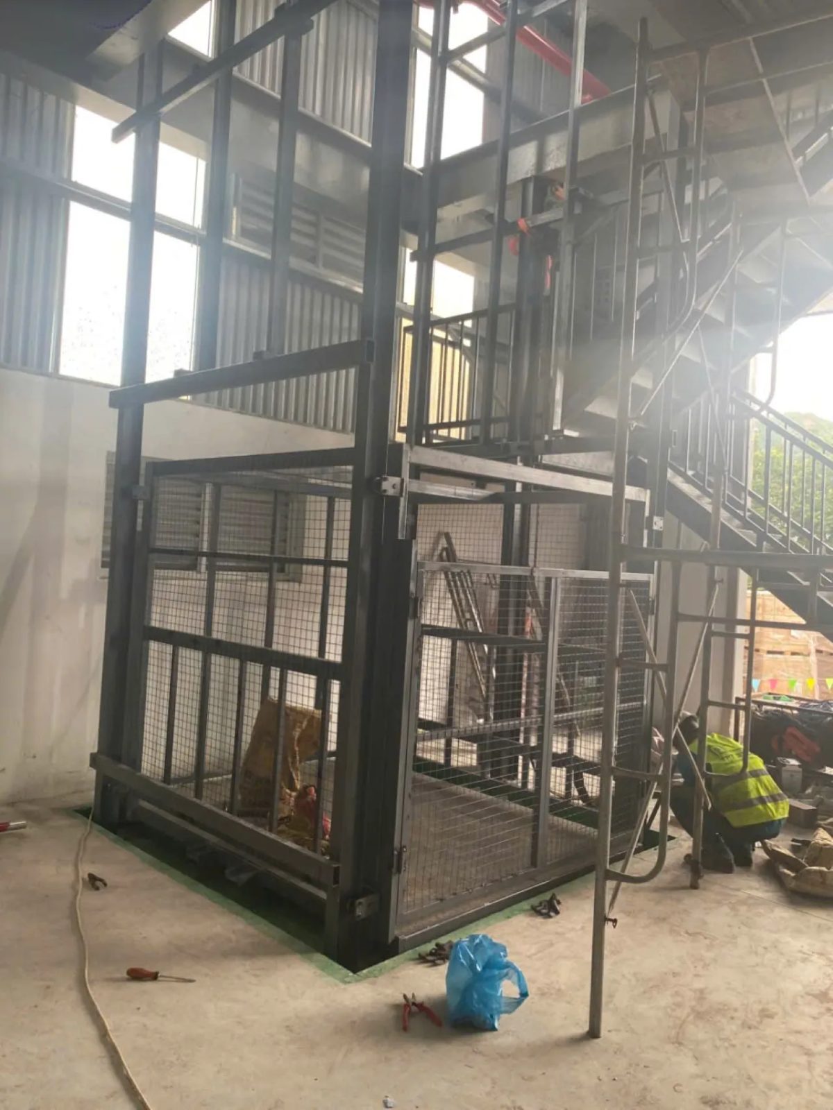 Bảo đảm an toàn khi sử dụng thang nâng hàng 800kg cho hàng thực phẩm