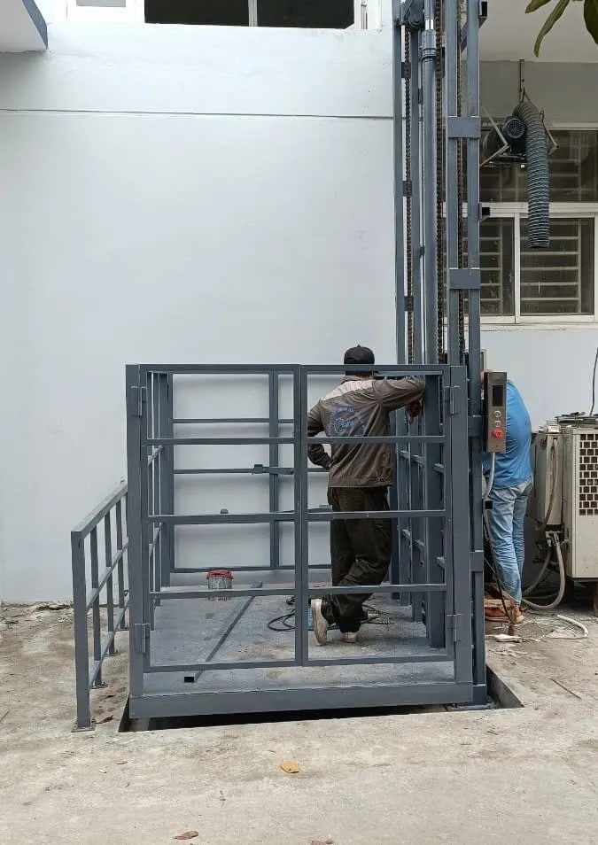 Chọn kích thước cho thang nâng hàng 700kg như thế nào?