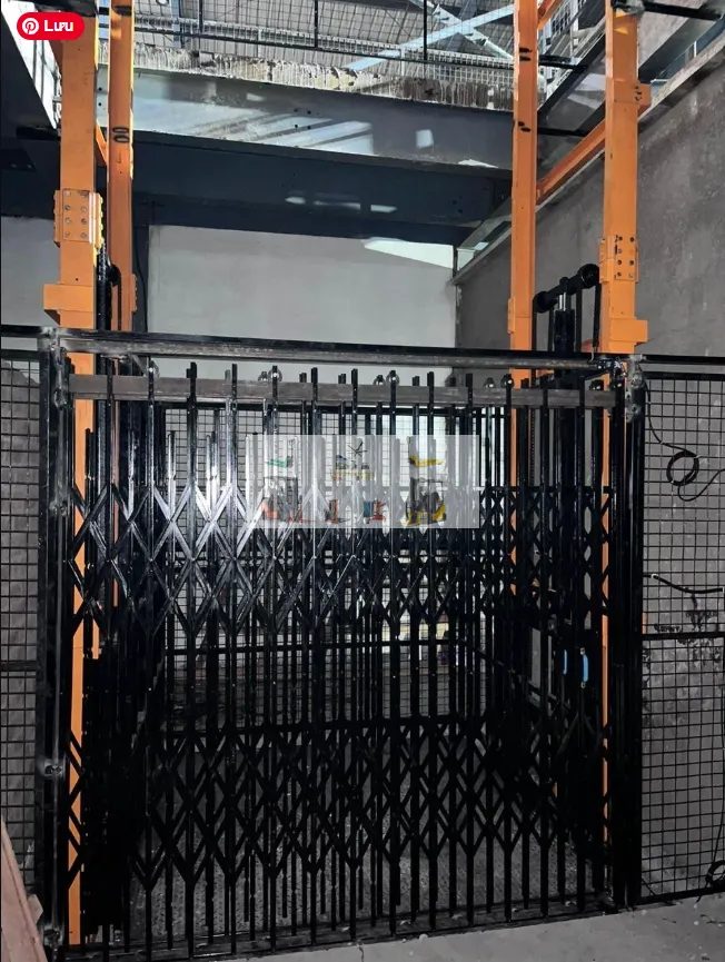 Báo giá thang nâng hàng thủy lực 2.5 tấn cho kho linh kiện điện tử