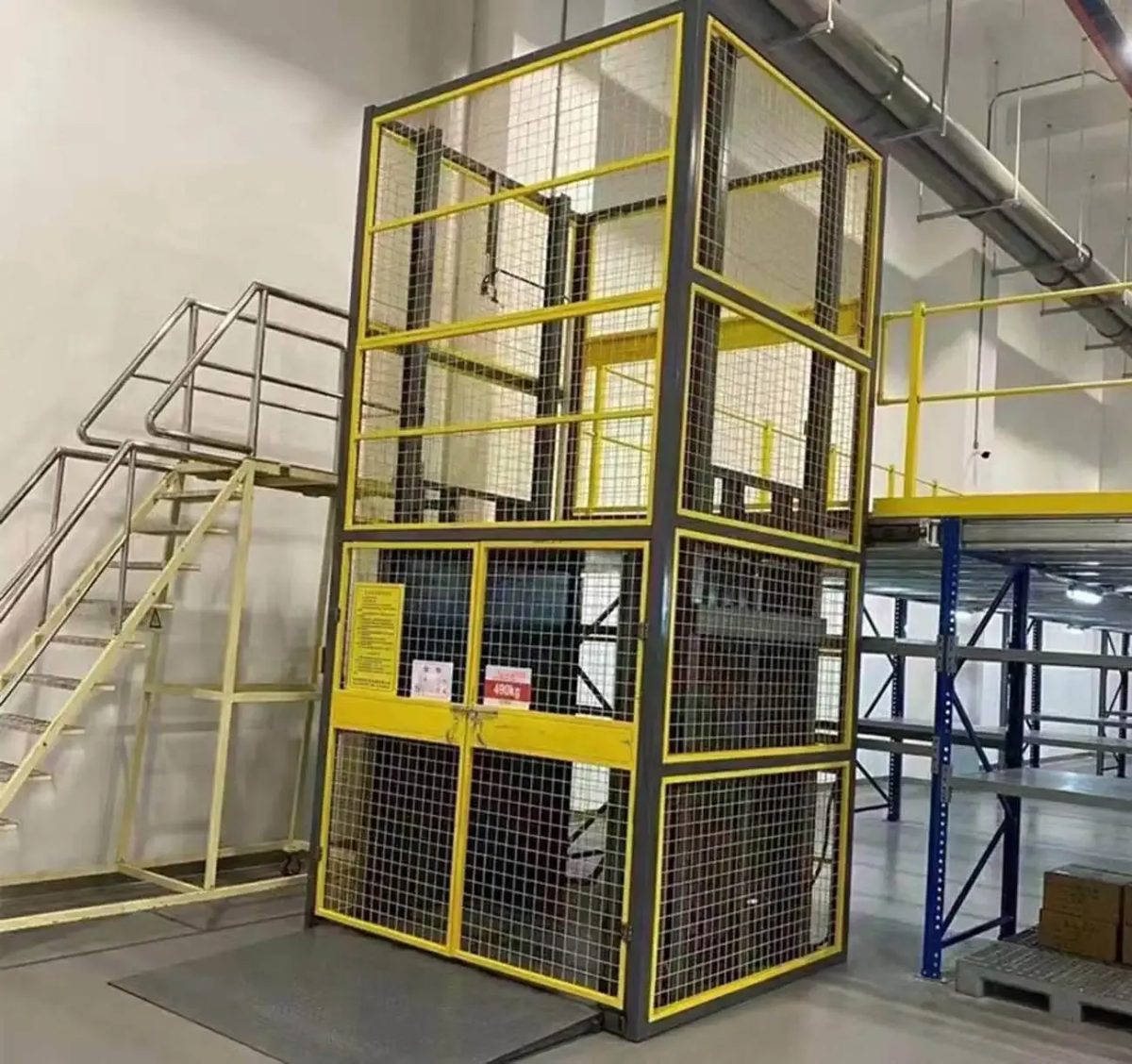 Các yếu tố nào quyết định chi phí thang nâng hàng 300kg?