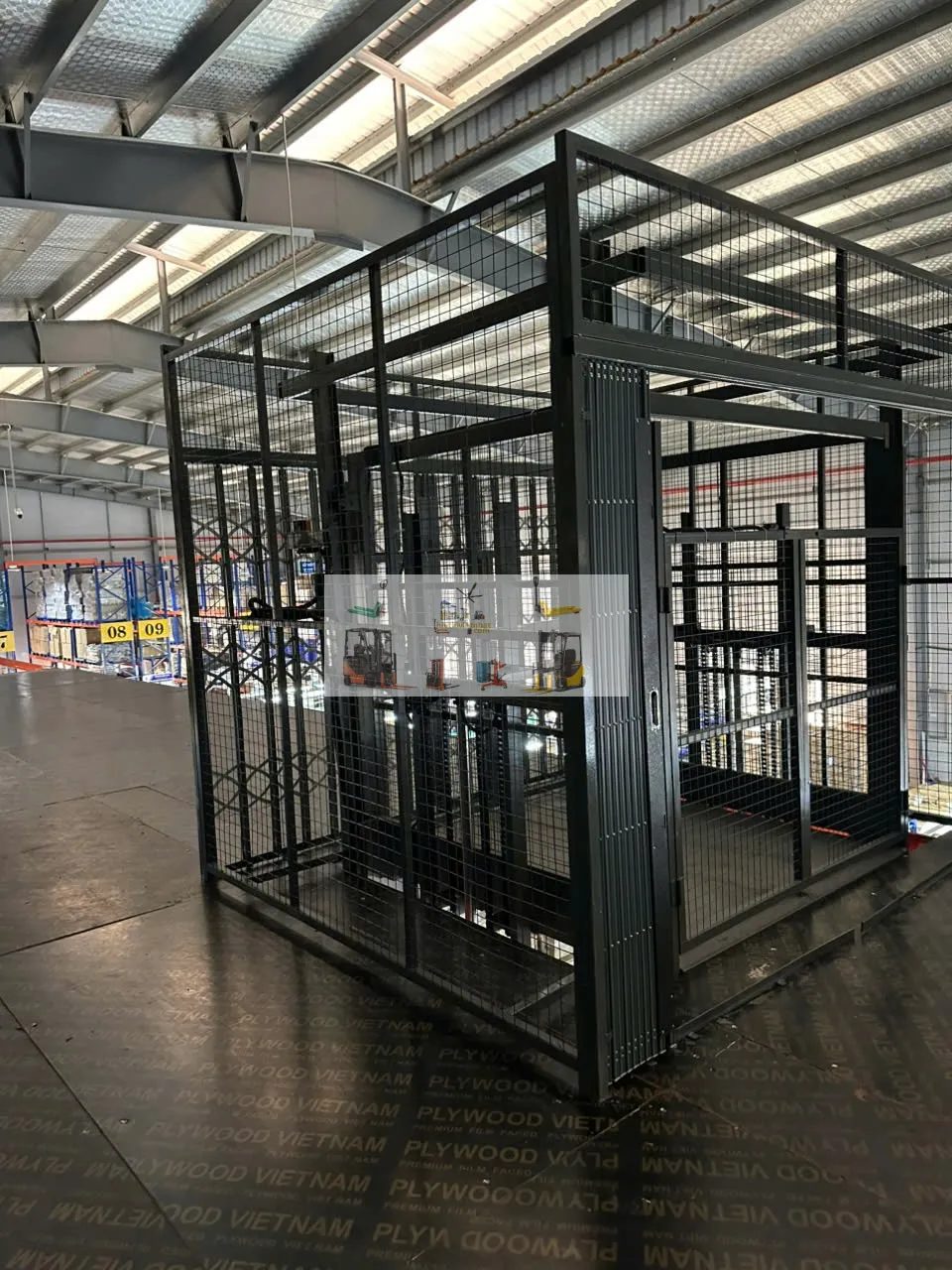 Kinh nghiệm chọn thang nâng hạ 5 tấn cho kho lắp ráp thiết bị điện