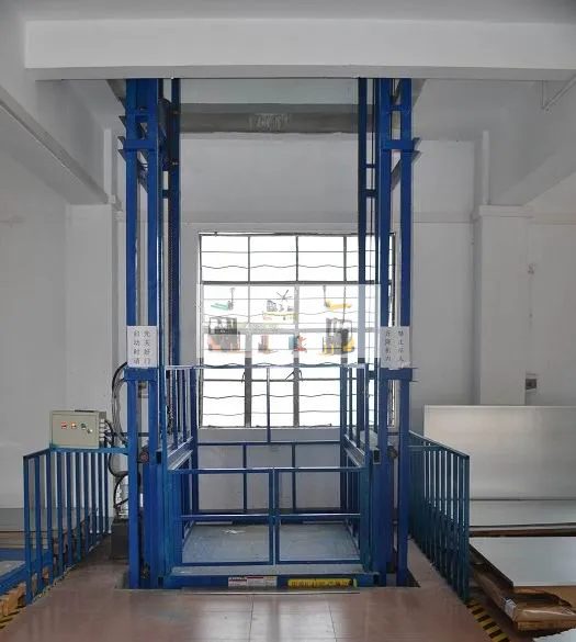 An toàn khi sử dụng thang nâng 4.5 tấn là gì?