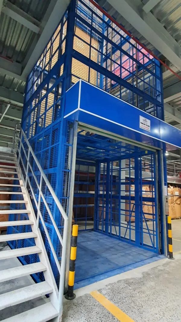 Lắp đặt thang nâng hàng thủy lực 1.5 tấn tại KCN Hải Sơn Long An