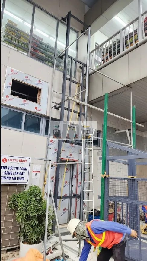 Lắp đặt thang nâng hàng 300kg lên tầng lửng cho kho nhỏ tại Kiên Giang