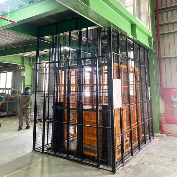 Thang nâng hàng thủy lực 2 tấn hay 3 tấn cho xưởng may?