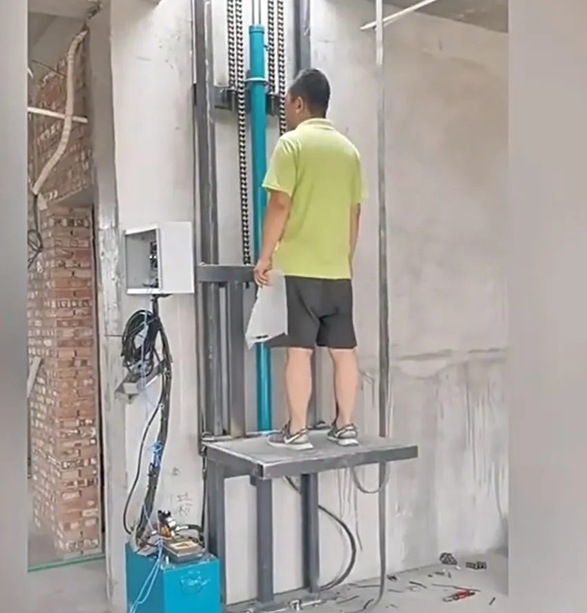 Có nên lắp thang nâng hàng 150kg cho xưởng giày da?