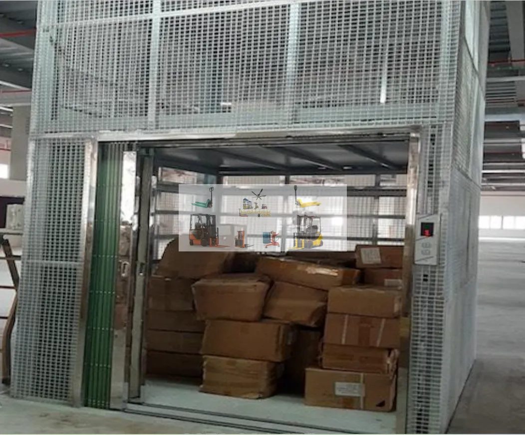 Giải đáp nên lắp thang nâng hàng lên tầng lửng hay làm cầu thang chở hàng