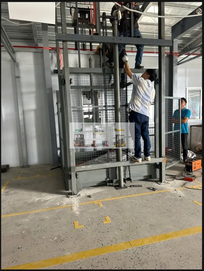 Nên chọn thang nâng hàng thủy lực 1.9 tấn cho kho bao bì