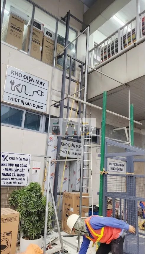 So sánh thang nâng hàng có cabin và không cabin – Tư vấn cấu hình & báo giá chuẩn kỹ thuật