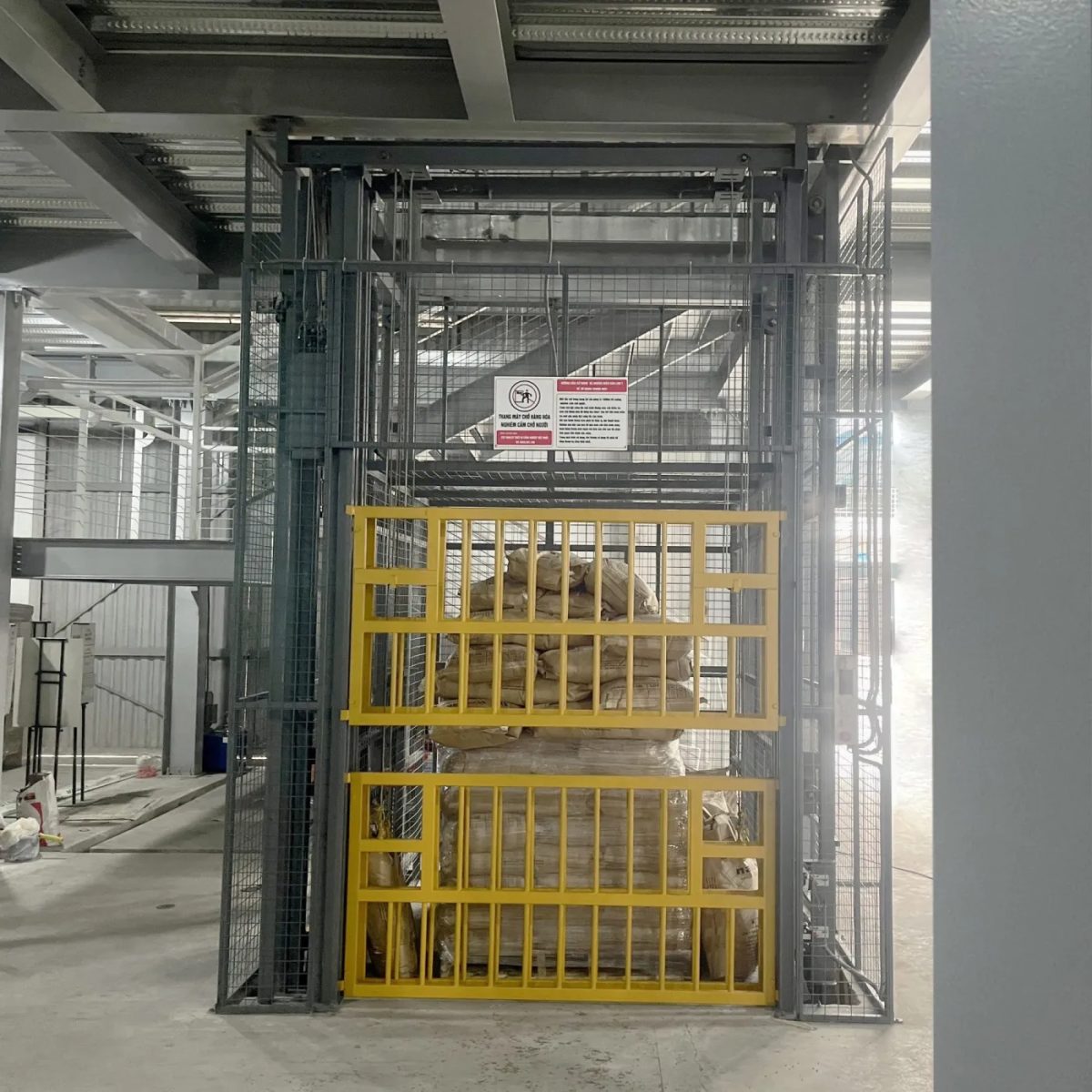 Thang Nâng Hàng Thủy Lực 2 Tấn 4m 5m - Nhập Khẩu Giá Tận Xưởng Tại Thiết Bị Việt Nhật