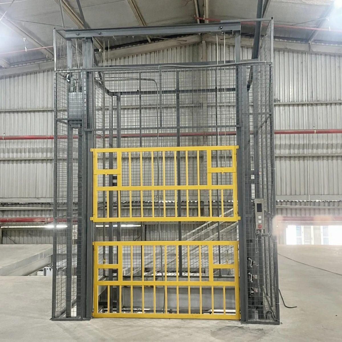 Thang nâng hàng thuỷ lực 2 tấn nâng cao 4m