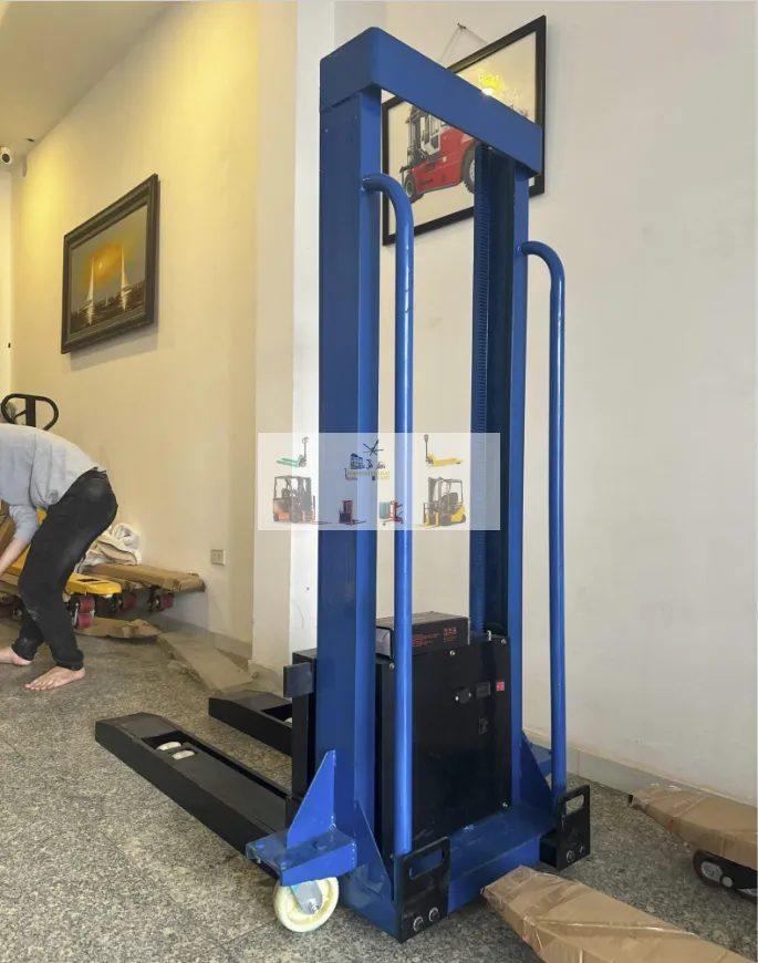 Xe Nâng Điện 500kg Tự Leo, Nâng Cao 1.1m Giá Tốt – Giải Pháp Nâng Hàng Mini Cho Kho Nhỏ | Thiết Bị Việt Nhật Xe Nâng Điện 500kg Tự Leo, Nâng Cao 1.1m Giá Tốt – Giải Pháp Nâng Hàng Mini Cho Kho Nhỏ | Thiết Bị Việt Nhật