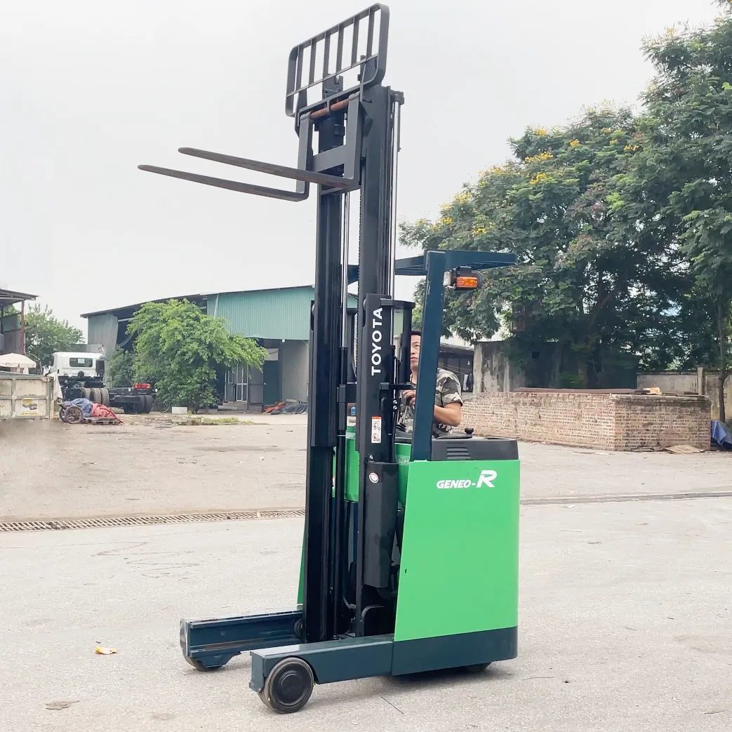 Xe nâng điện đứng lái 1.3 tấn nâng cao 3m Toyota nhật bản