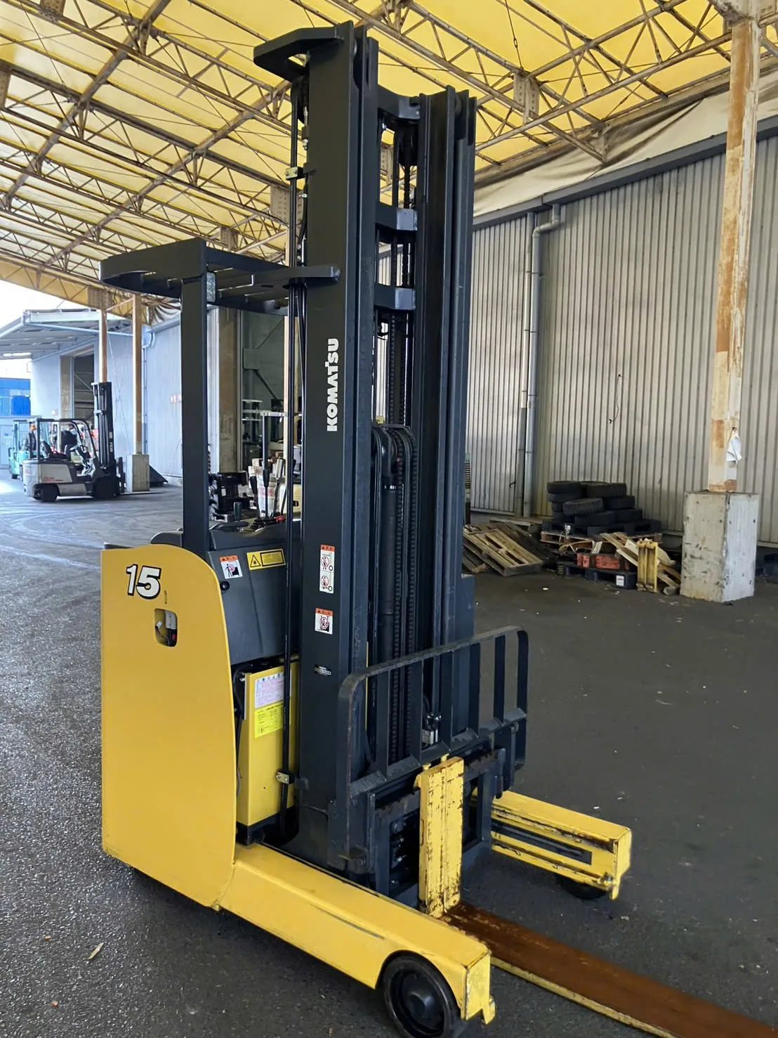 Xe nâng điện đứng lái Komatsu 1.5 tấn 6m5 dịch giá, FB15RL-15, xe nâng Nhật bãi đã qua sử dụng, đời cao 2020, mới chạy 1916 giờ.