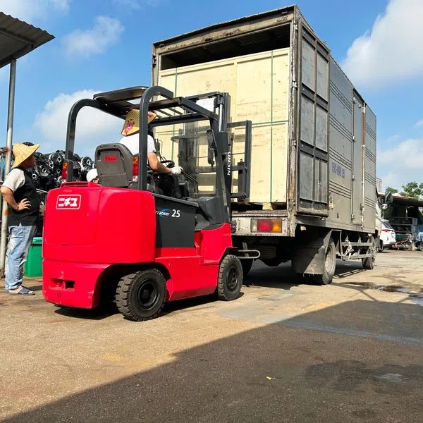 Xe nâng điện ngồi lái cũ 2,5 tấn đang nâng hàng