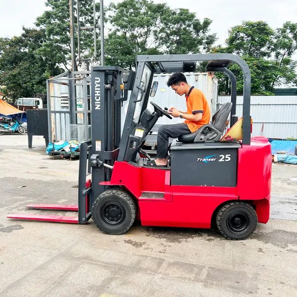 Xe nâng điện ngồi lái cũ 2.5 tấn hãng Nichiyu dùng cho kho lạnh